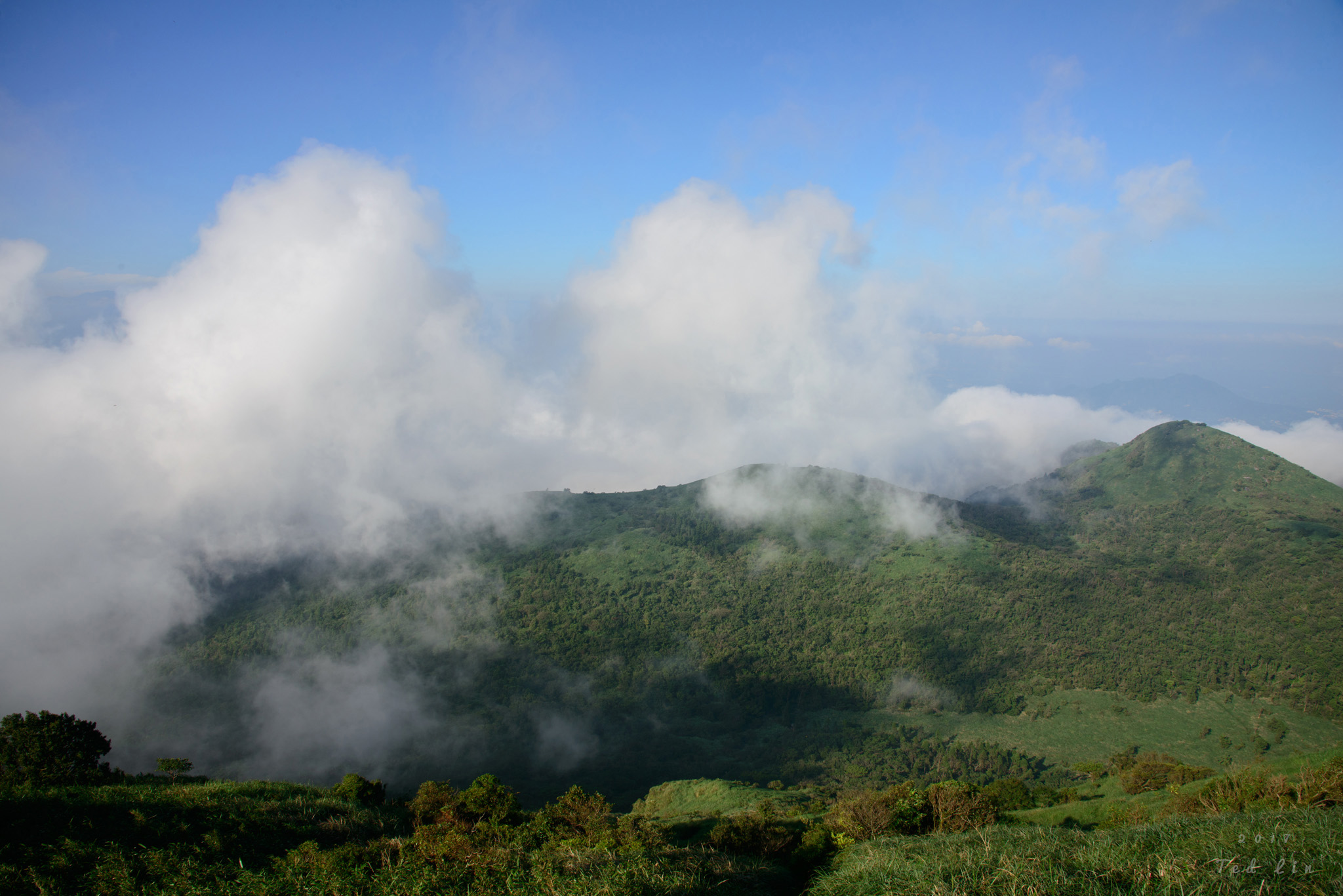 雲霧縹緲。大屯山觀景台