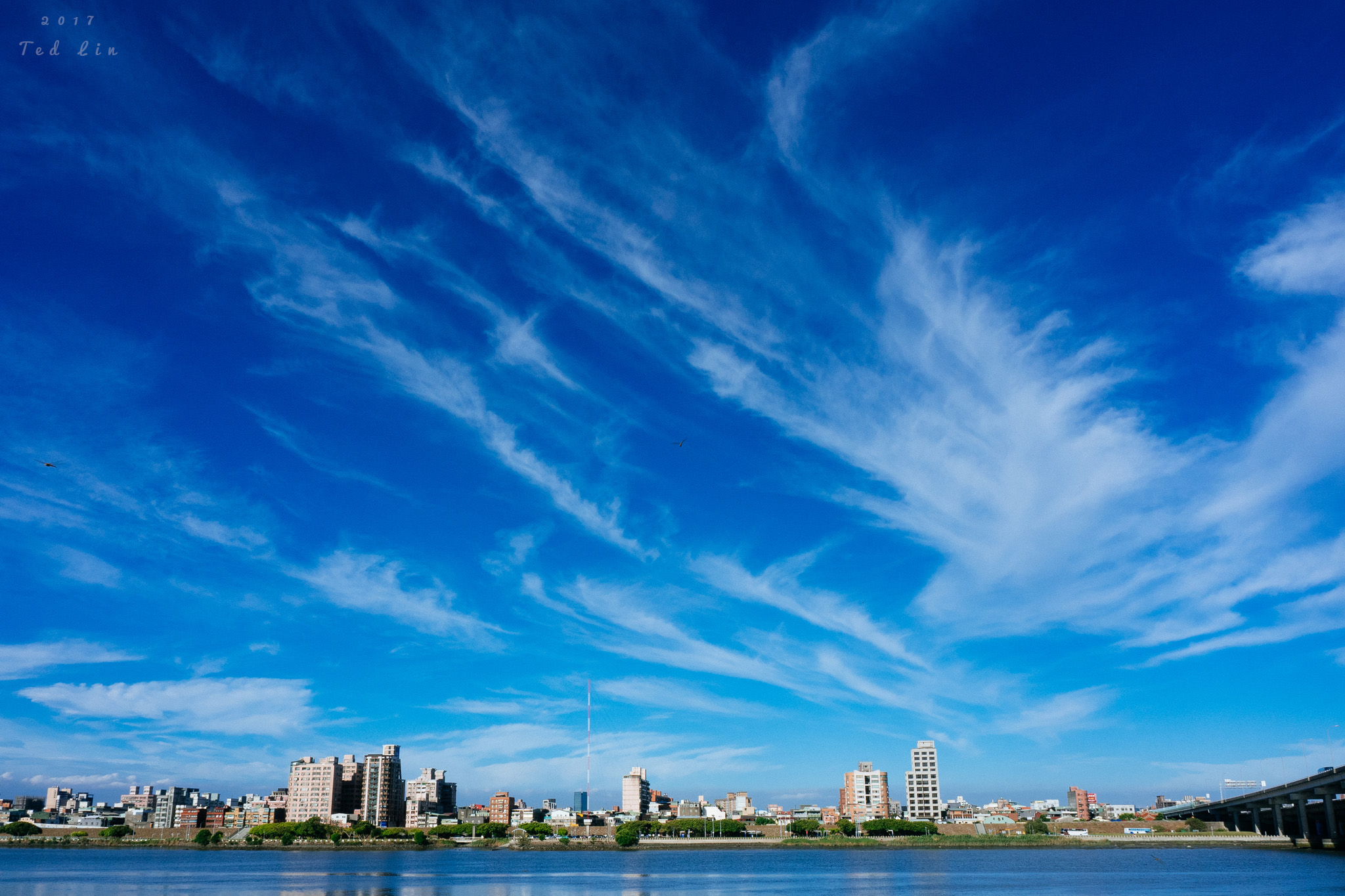 天使遺落的羽毛。淡水河河濱賞卷雲
