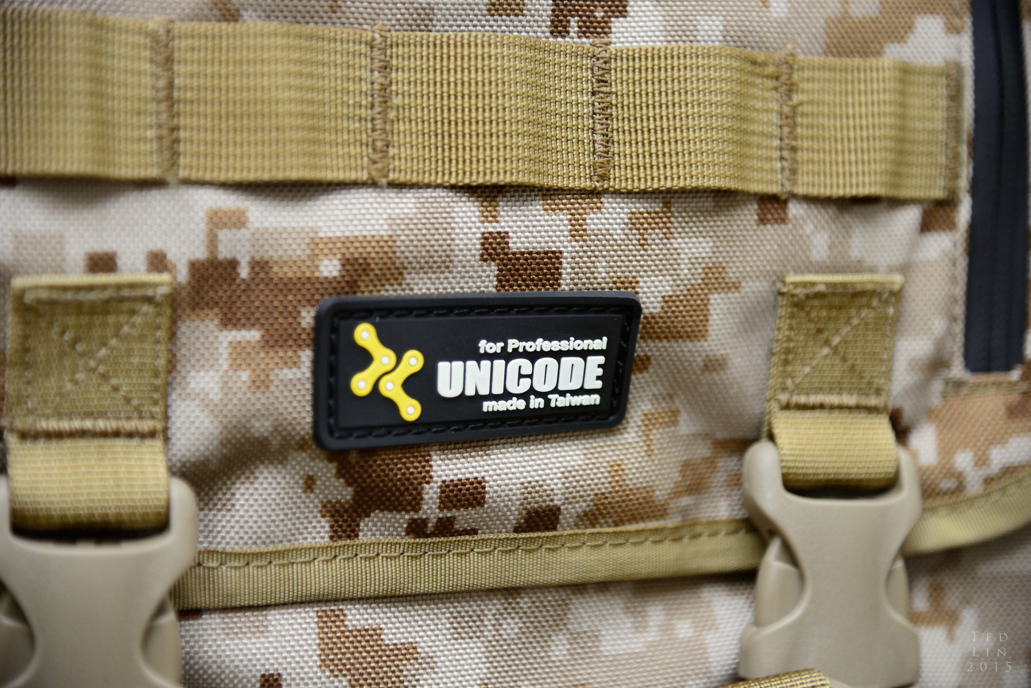 超級不專業開箱。一個遲了兩年的簡單開箱文。2015 Unicode H1N1F1 數位沙漠 相機包 大全套