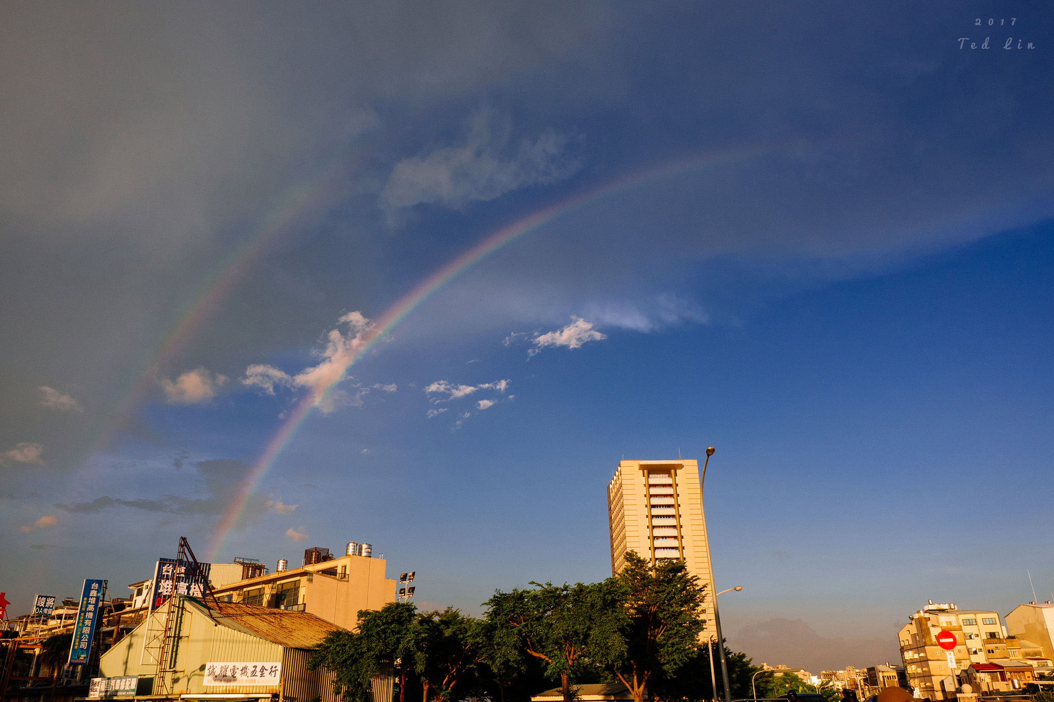 專屬夏日的浪漫。彩虹、斜陽、逆光、火燒雲